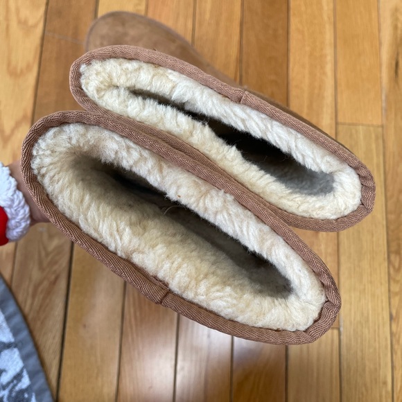 UGG Classic tall boot - size 8 - Picture 6 of 7